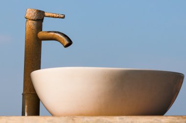 lavabo ve musluk kireç ile kaplı