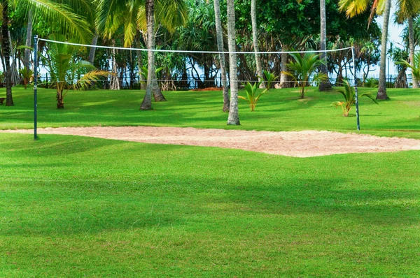 Tropisk semesterort med volleybollplan — Stockfoto