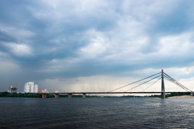 Fırtına koyu mavi bulutlar şehri