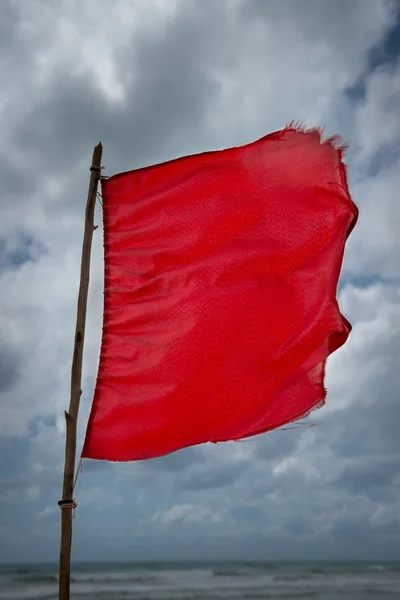 Rode waarschuwing vlag op een strand — Stockfoto