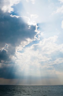 Sky altında bir fırtına sonra deniz
