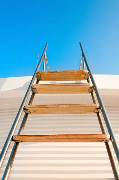 Escada para o céu azul — Fotografia de Stock