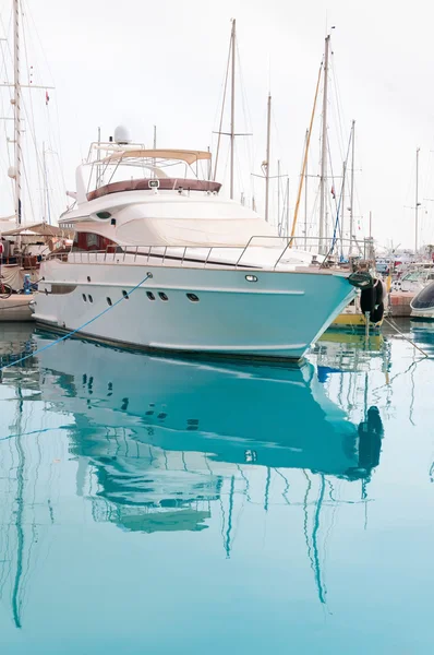 White yacht in a moorage — Stock Photo, Image