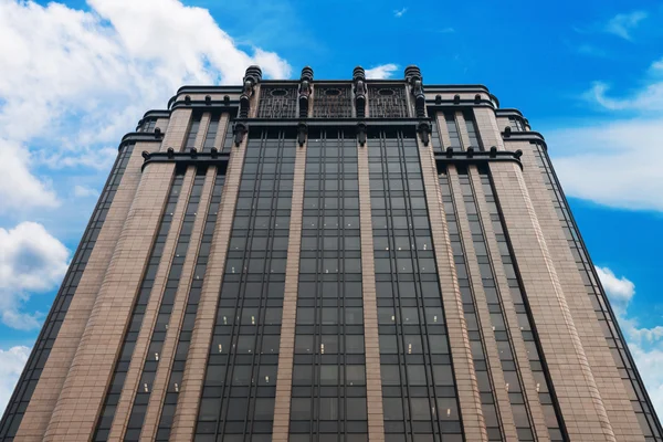 Skyscraper with blue sky and clouds on background — Stock Photo, Image