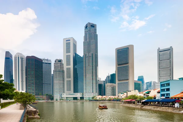 Singapore quay with skyscrapers and restaurants — Stock Photo, Image