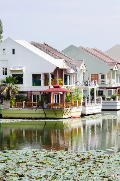 Luxury houses on a lake — Stock Photo, Image