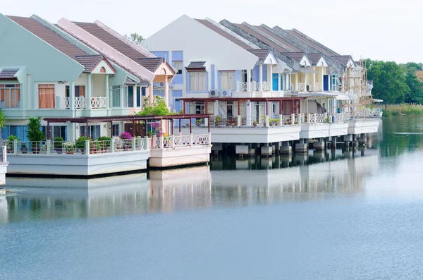 Casas de luxo em um lago — Fotografia de Stock