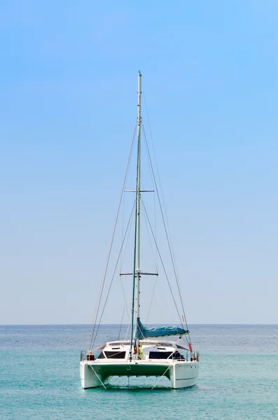 Luxe witte zeil catamaran boot in de zee — Stockfoto