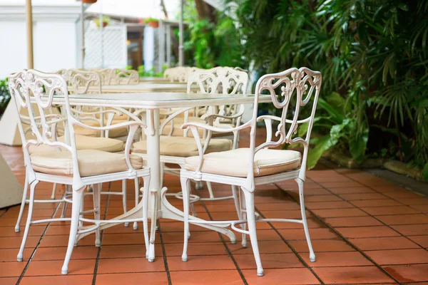 Buiten restaurant tafels en stoelen in klassieke stijl — Stockfoto