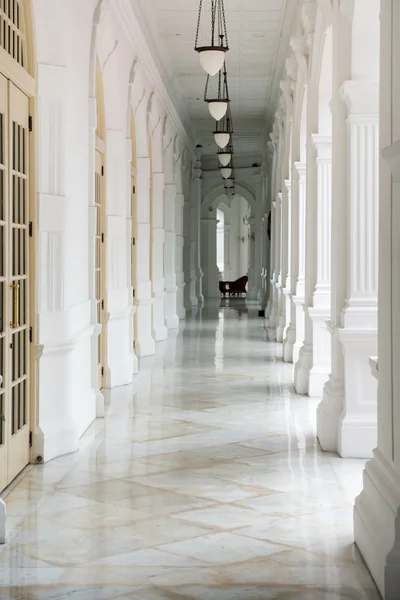 Passage i gammal klassisk byggnad — Stockfoto