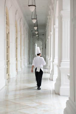 raffles hotel, singapore klasik üniformalı garson