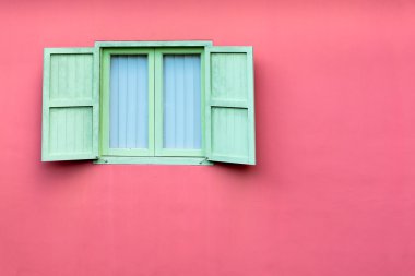Vintage pencere ile pembe duvarda yeşil Panjur