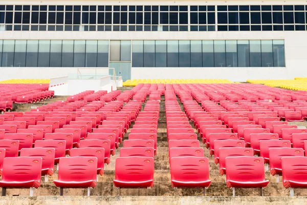 Leere Plastiksitze im Stadion — Stockfoto