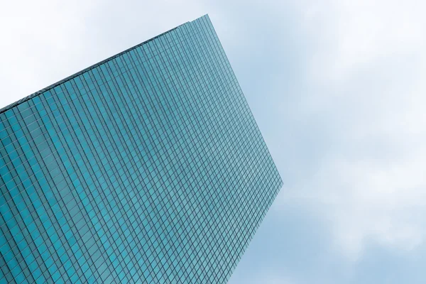 Arranha-céu de vidro moderno com céu escuro — Fotografia de Stock