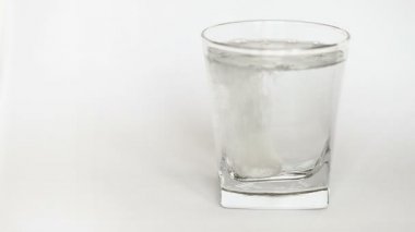 çözünür tablet beyaz cam su ile çözülür.