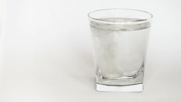 Comprimé blanc soluble se dissout dans le verre avec de l'eau 