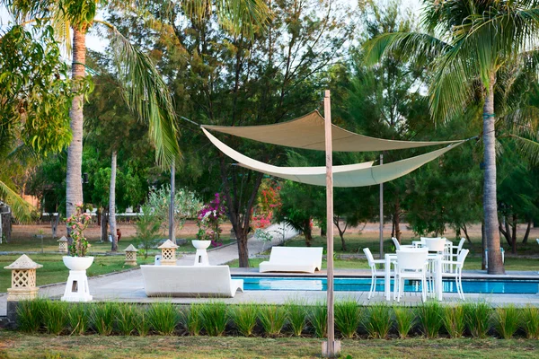 Swimmingpool im Freien zwischen tropischen Bäumen — Stockfoto