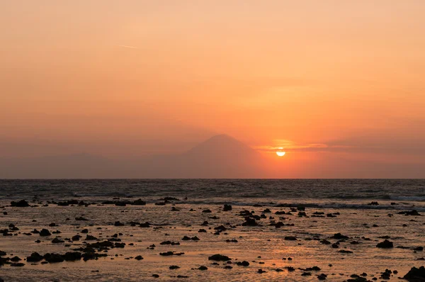 Coucher de soleil tropical chaud sur la montagne et la mer sur le front — Photo