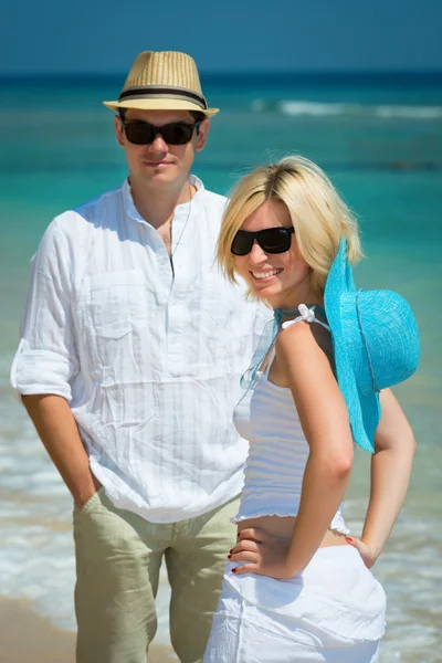 Happy young couple on a tropical beach — Stock Photo, Image