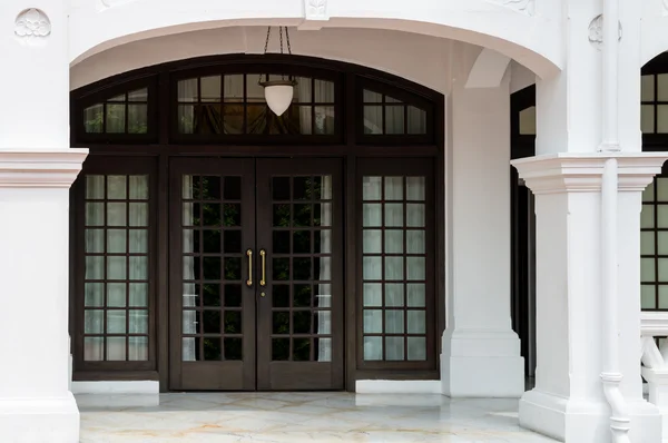 Velké luxusní dřevěné dveře — Stock fotografie
