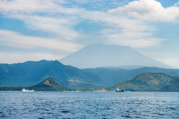 Grote vulkaan opkomst over het eiland en de zee — Stockfoto