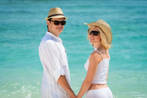 Young couple enjoying their holiday on the beach — Stock Photo, Image