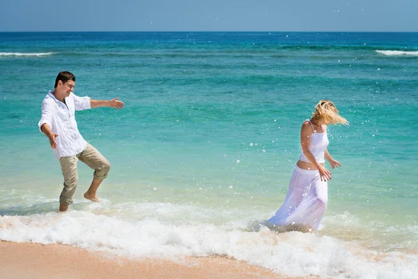 Verspieltes junges Paar vergnügt sich im tropischen Meer — Stockfoto