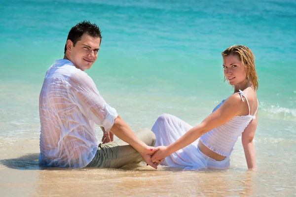 Giovane coppia godendo la loro vacanza sulla spiaggia tropicale — Foto Stock