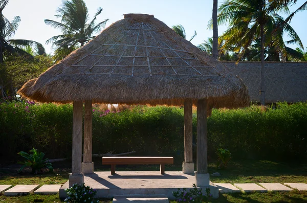 Tropikalny domkiem z ławki — Zdjęcie stockowe