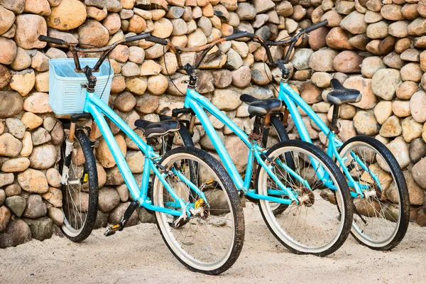 Tres viejas bicicletas azules oxidadas — Foto de Stock