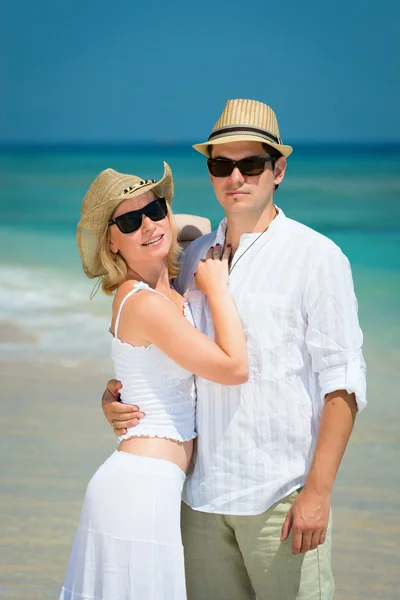 年轻爱热带海滩上的情侣 — 图库照片