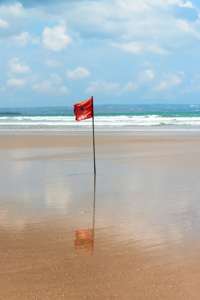 Bandiera rossa sulla spiaggia senza note di nuoto . — Foto Stock