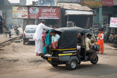 tipik dağınık bir sokakta, Hindistan Hint tuk tuk aşırı