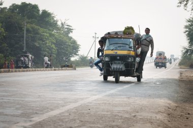aşırı yüklenmiş ve tuk tuks motosiklet üzerinde haze rota, ce kapsamında