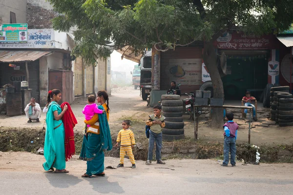 Indian women in traditional sari with kids on typical central In — Stock Photo, Image