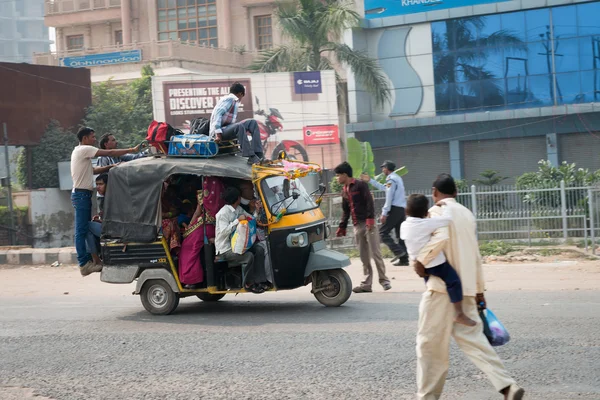 Overloaded indian tuk tuk on typical messy street, India — Stock Photo, Image