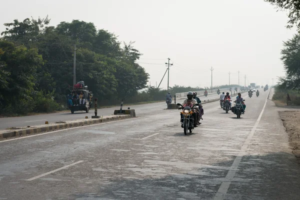 Motocykly a tuk-tuks na, na které se vztahuje opar trasy, střední Indie — Stock fotografie