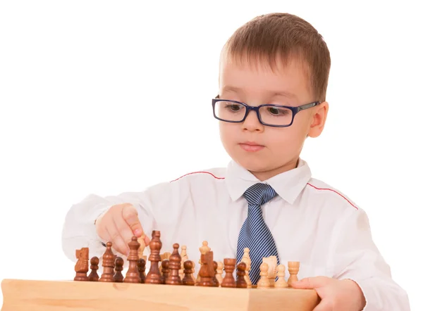 Criança séria jogando xadrez — Fotografia de Stock