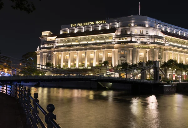 The Fulfeton Hotel Singapore ночью — стоковое фото
