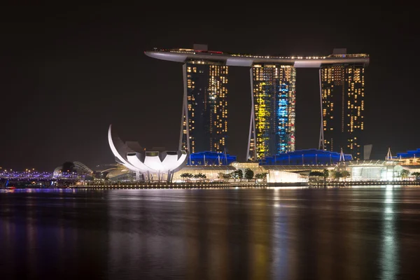 SINGAPORE - SEPT 9: Marina Bay Sands à noite em 8 de setembro de 2012 em Cingapura. É um resort integrado. É a propriedade de casino autônomo mais cara do mundo em SGD8 bilhões — Fotografia de Stock