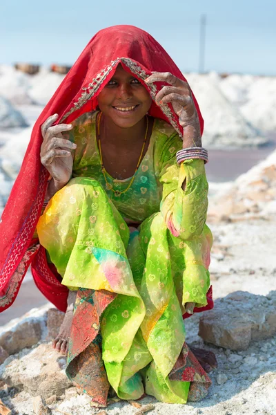 Indian female worker on salt farm — Stock Photo, Image