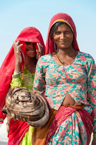 Indian female workers on salt farm — Stock Photo, Image