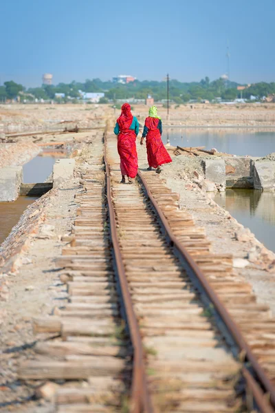 在铁路上纱丽的印度妇女 — 图库照片