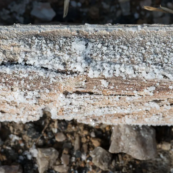 Naturliga salt kristall på trä torget Stock — Stockfoto