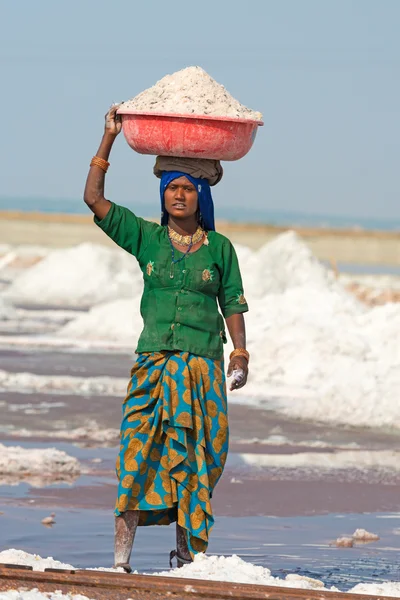 Trabajadoras indias en granja de sal —  Fotos de Stock