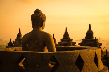 Buda borobudur Tapınağı'nda gündoğumu içinde. Endonezya.