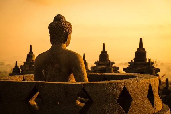 Buda en el Templo Borobudur al amanecer. Países Bajos . — Foto de Stock