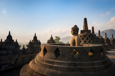 Buda borobudur Tapınağı'nda gündoğumu içinde. Endonezya.