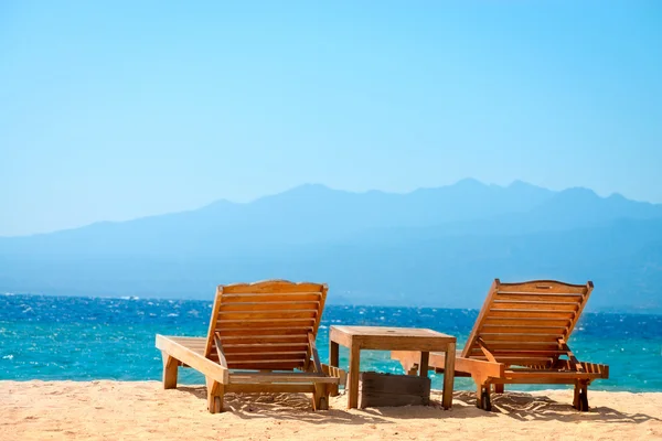 Sedie da spiaggia sulla spiaggia tropicale di sabbia gialla — Foto Stock