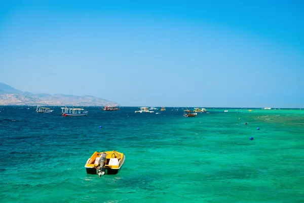 Turquoise tropical sea and boats — Stock Photo, Image